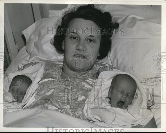 1939 Press Photo Judith Marie and John Russell Bockmore with their mother - Historic Images