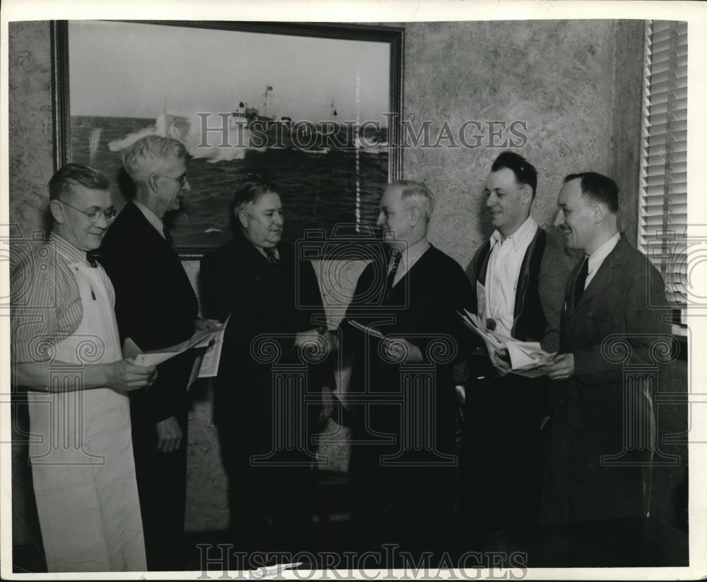 1941 Press Photo George Codrington and Joseph Hodgson shaking hands - Historic Images