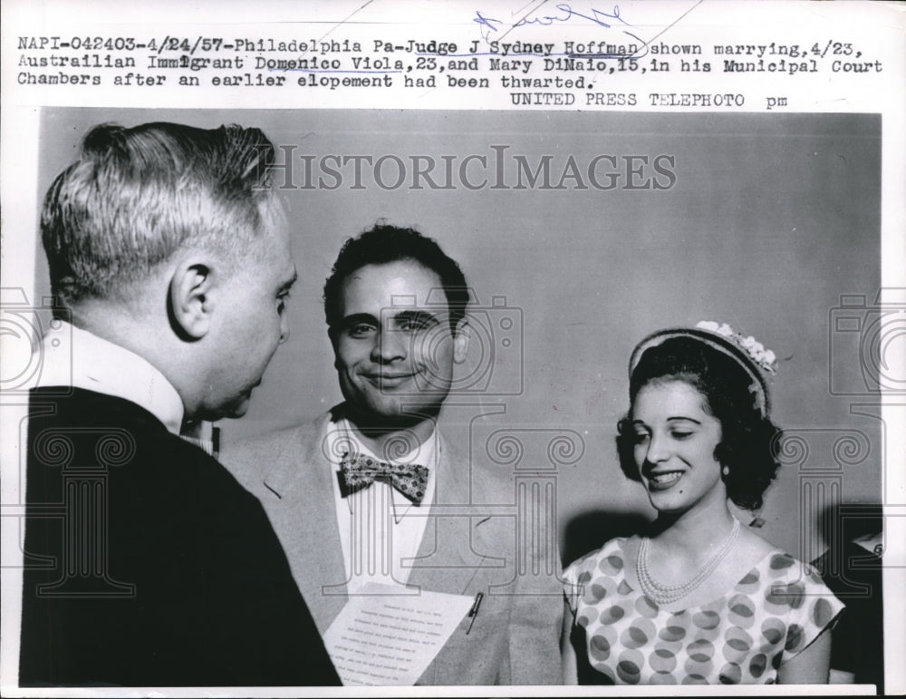 1957 Press Photo Judge J. Sydney Hoffman marrying Domenico Viola and Mary DiMaio - Historic Images