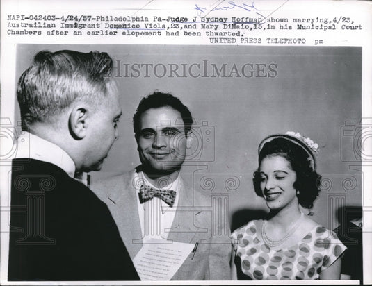 1957 Press Photo Judge J. Sydney Hoffman marrying Domenico Viola and Mary DiMaio - Historic Images