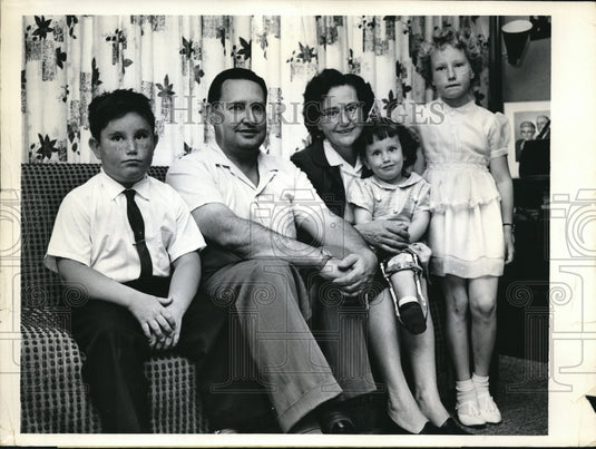 1964 Press Photo Mickey Heininke at home with his family - Historic Images