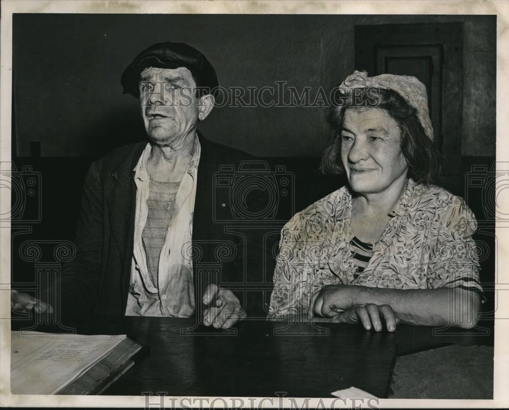 1947 Press Photo Charles Wise &amp; Julia Blake at the police station - Historic Images