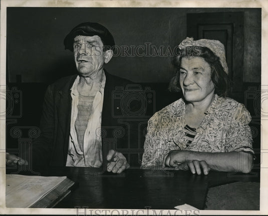 1947 Press Photo Charles Wise & Julia Blake at the police station - Historic Images