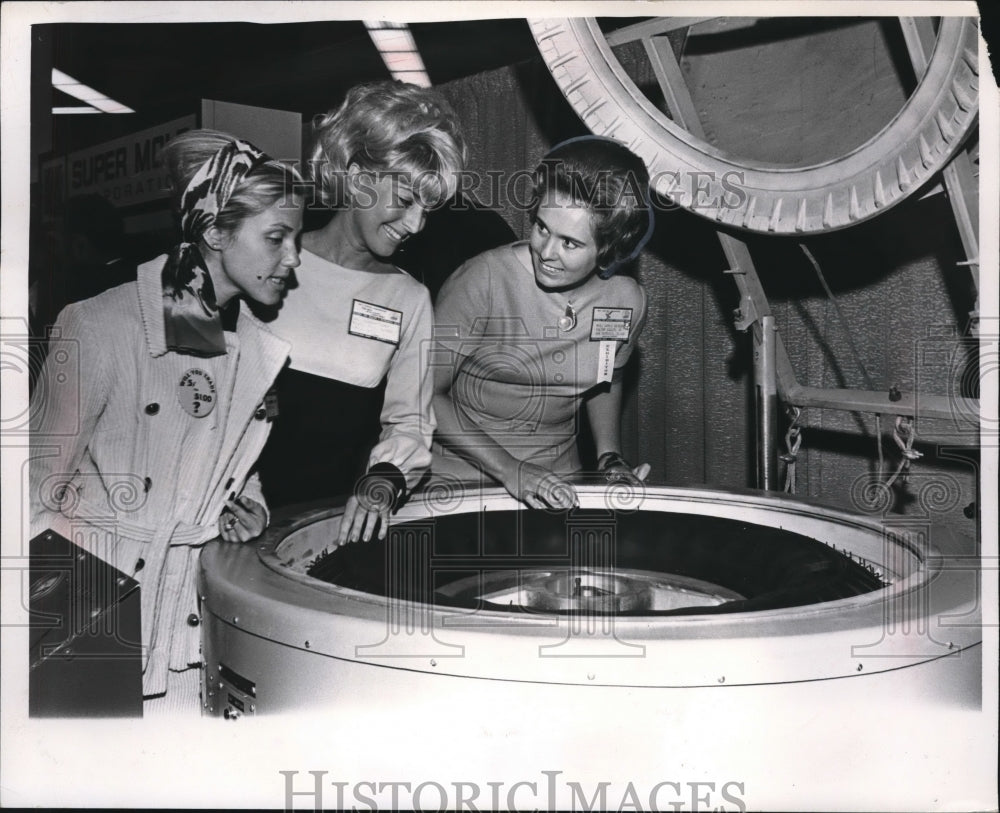 1968 Press Photo L to R Mrs. Harry Libman, Norman Scheer &amp; Gayle Borden - Historic Images