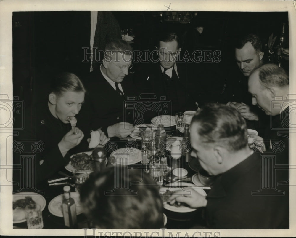 1937 Press Photo Grabbing a bite at the terminal tower before entraining for - Historic Images