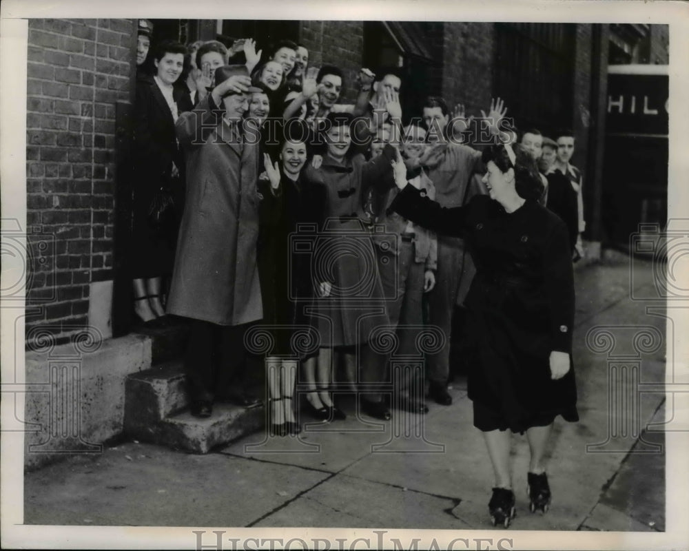 1949 Press Photo Philadelphia Edith Engle sets out on skates for her home - Historic Images