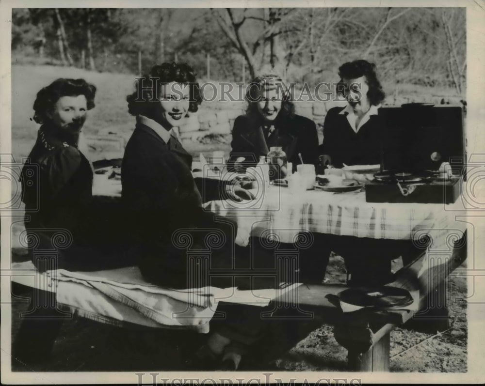 1944 Press Photo Dorothy Maxwell, Alice Safstrom, Dorothy Linnell, Betty Trainor - Historic Images