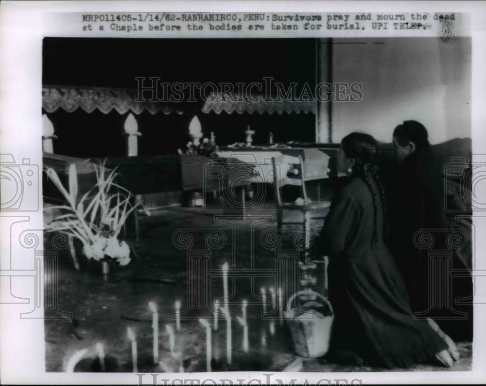 1962 Press Photo Survivors pray the dead at Chaple before burial in Ranrahirco - Historic Images