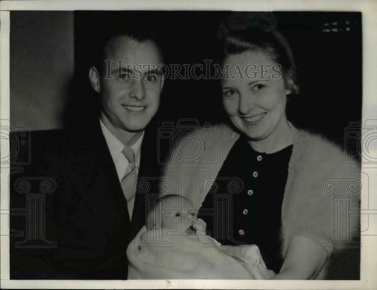 1942 Press Photo Jersey City NJ Rev & Mrs Cecil S Ward & baby James - Historic Images
