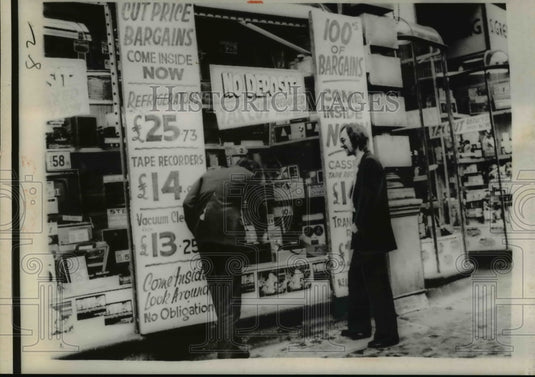 1971 Press Photo London England store advertisements of reduced prices - Historic Images