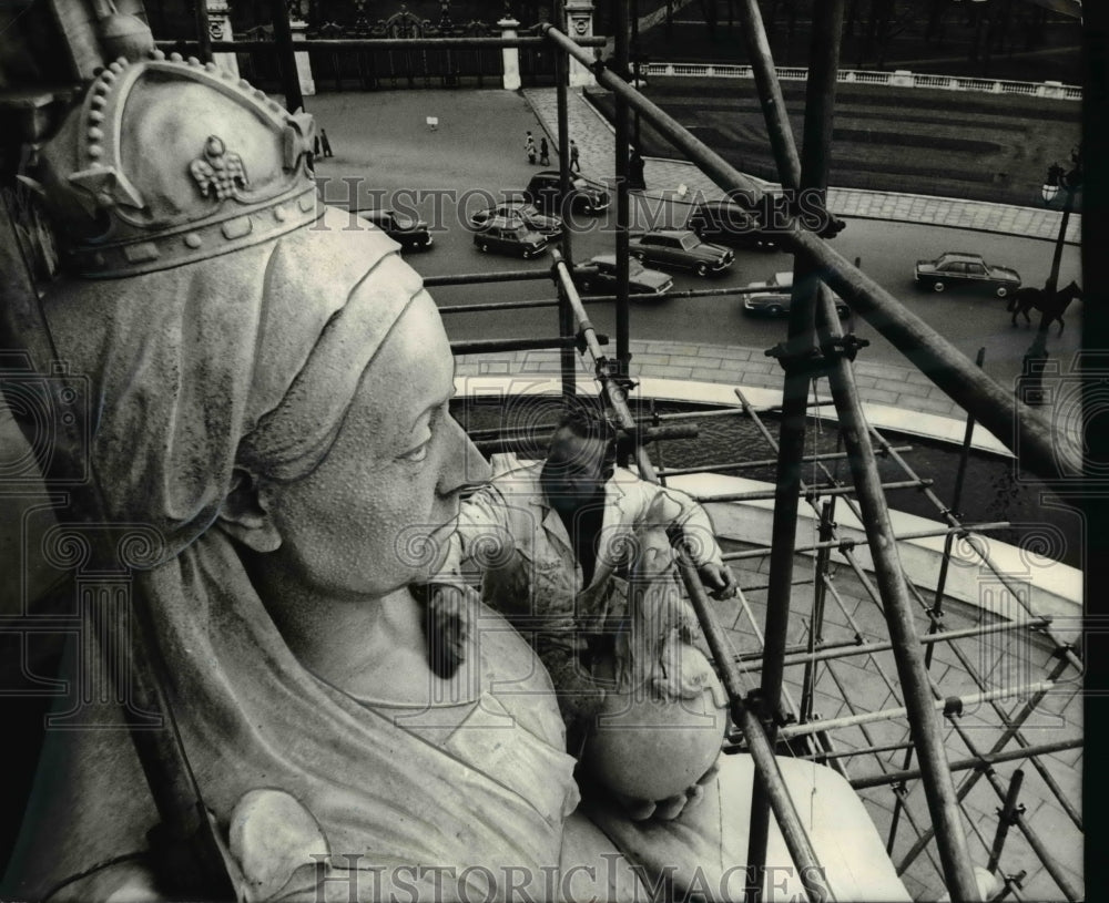 1970 Press Photo London England Allen Stevens cleans statue of Queen Victoiria - Historic Images