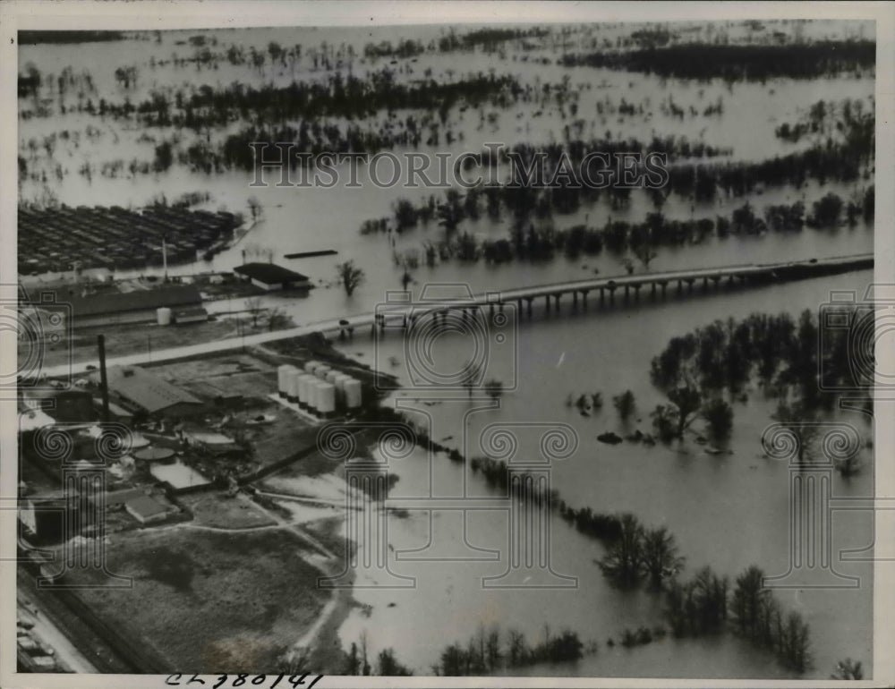 1937 Press Photo The Mississippi River overflow and flooded the area - Historic Images