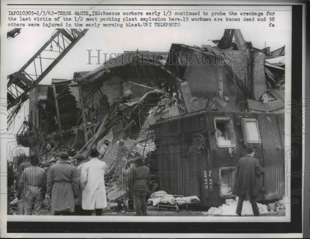 1963 Press Photo Rescue workers early continued to probe the wreckage meat plant - Historic Images