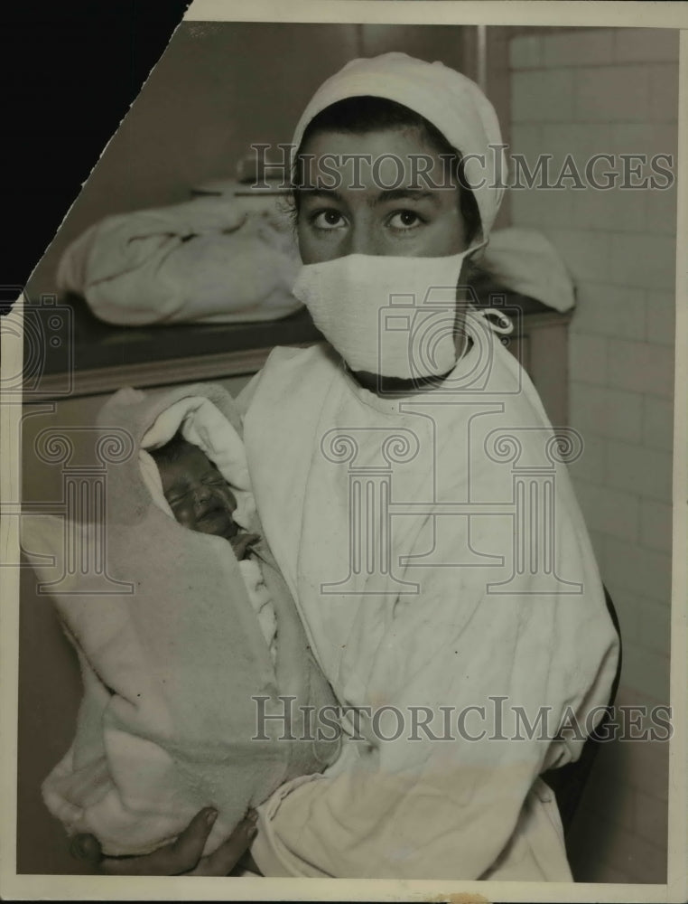 1935 Press Photo Oakland Calif baby born to 14 year old with a nurse - Historic Images