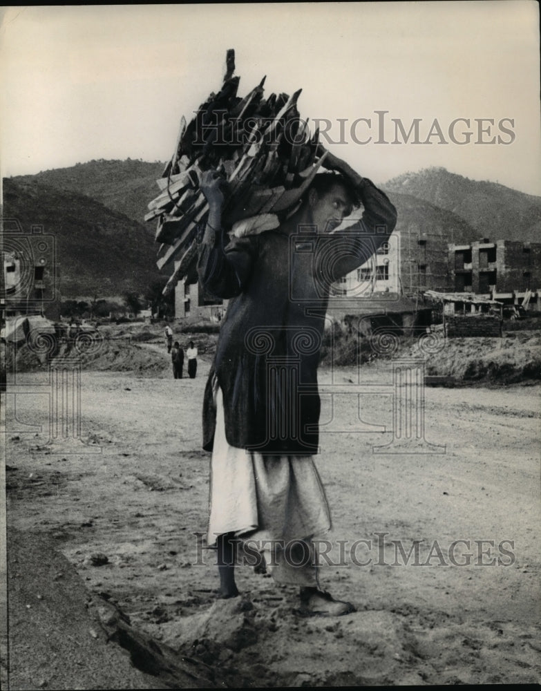 1965 Press Photo Islamabad Pakistan construction worker carries load to site- Historic Images