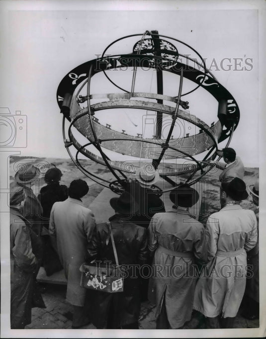 1951 Press Photo Spectators 2,500 Pound Brass Sun Clock, Frankfurt Park, Germany - Historic Images