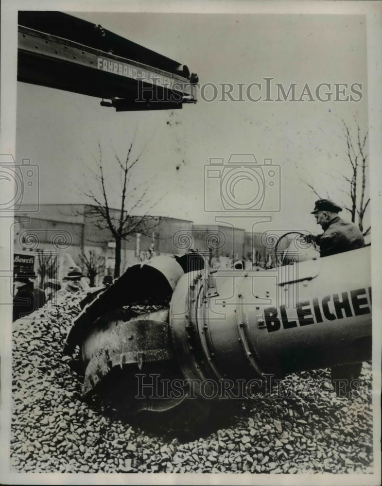 1939 Press Photo Rotating Shovel Loading Sand &amp; Gravel, Leipzig Fair, Germany - Historic Images