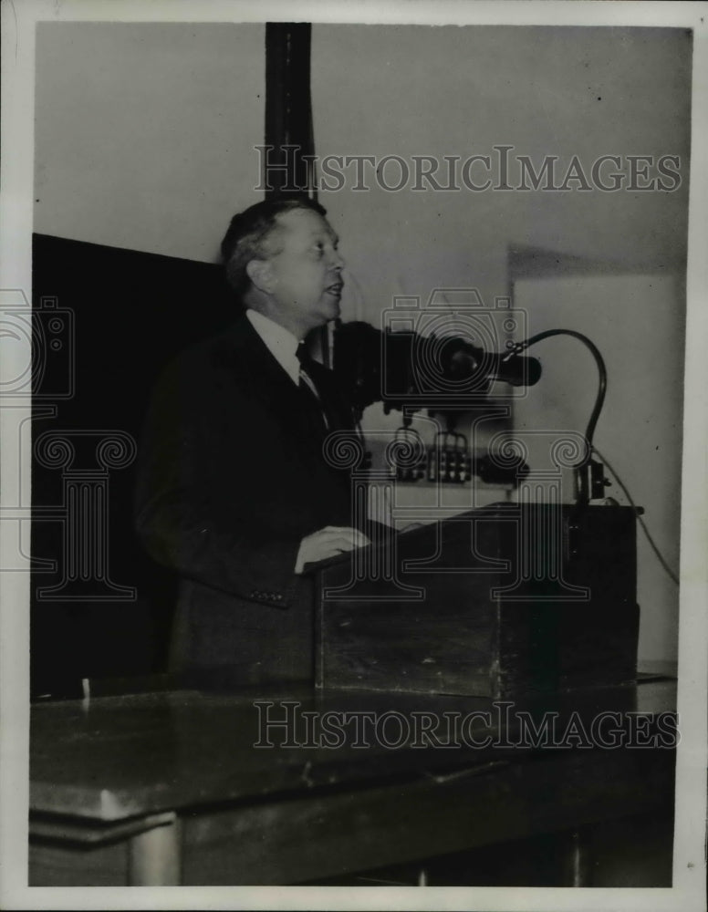 1935 Press Photo Professor Harold Urey telling Stockholm Scientists Heavy Water - Historic Images