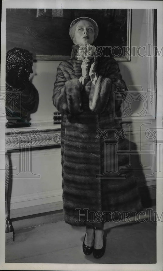 1950 Press Photo Paris France mink coat by Balmain on show - Historic Images