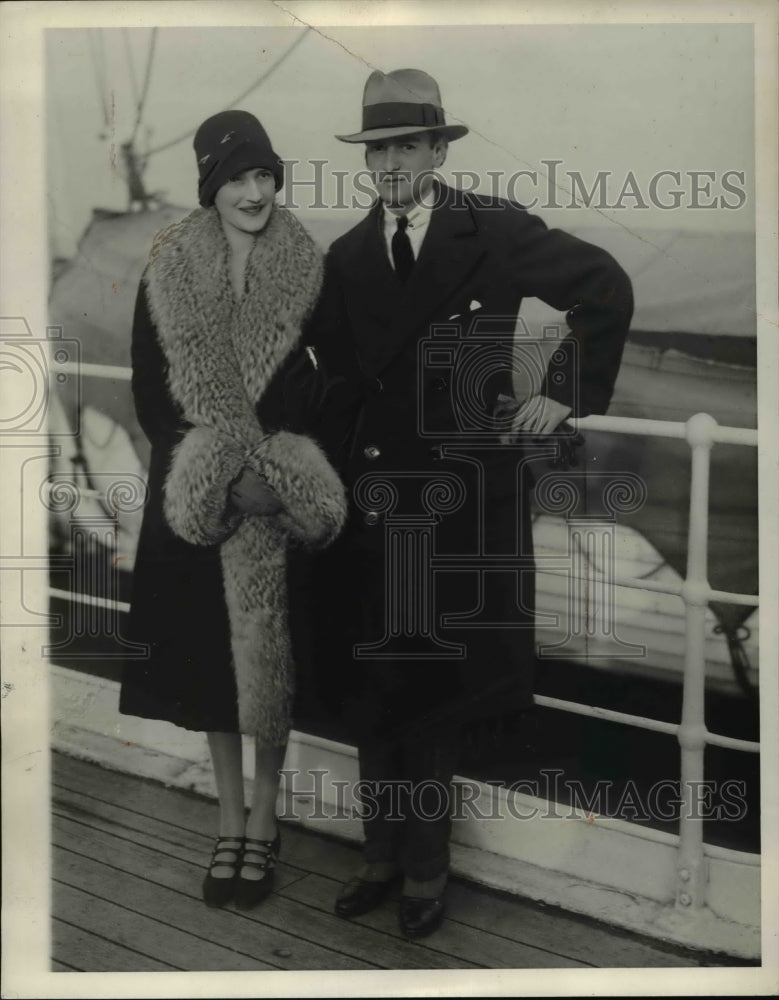 1933 Press Photo Mr. and Mrs. Gerald Felix Wailring at the balcony of a ship - Historic Images