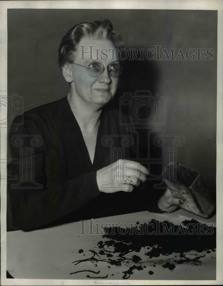 1942 Press Photo Miss Bernice Warner feeding few of her wriggling products - Historic Images