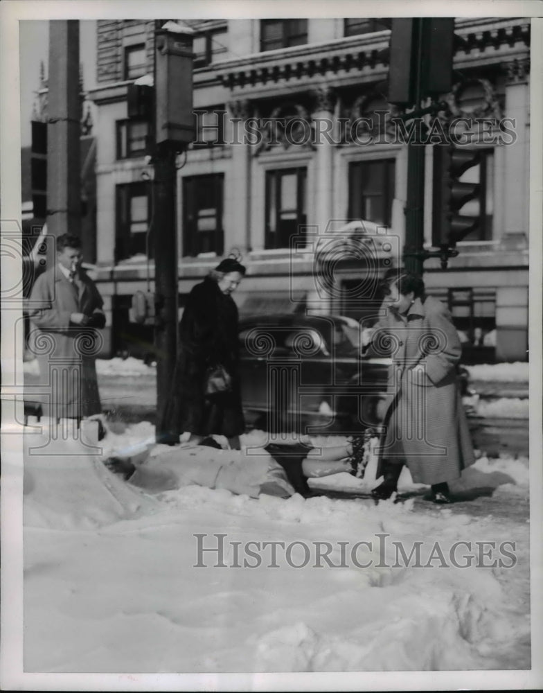 1951 Press Photo St Louis officer worker Doris Wolters slipped on icy sidewalk - Historic Images