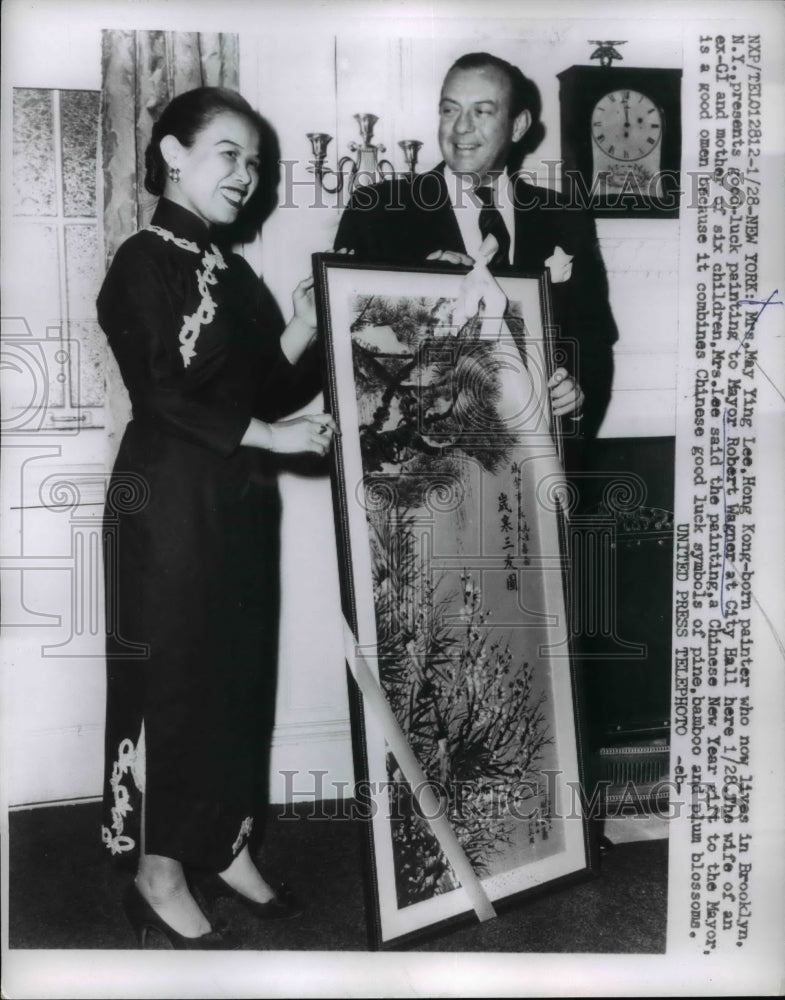 1957 Press Photo Painter Mrs May Ying Lee gives painting to Mayor Wagner - Historic Images