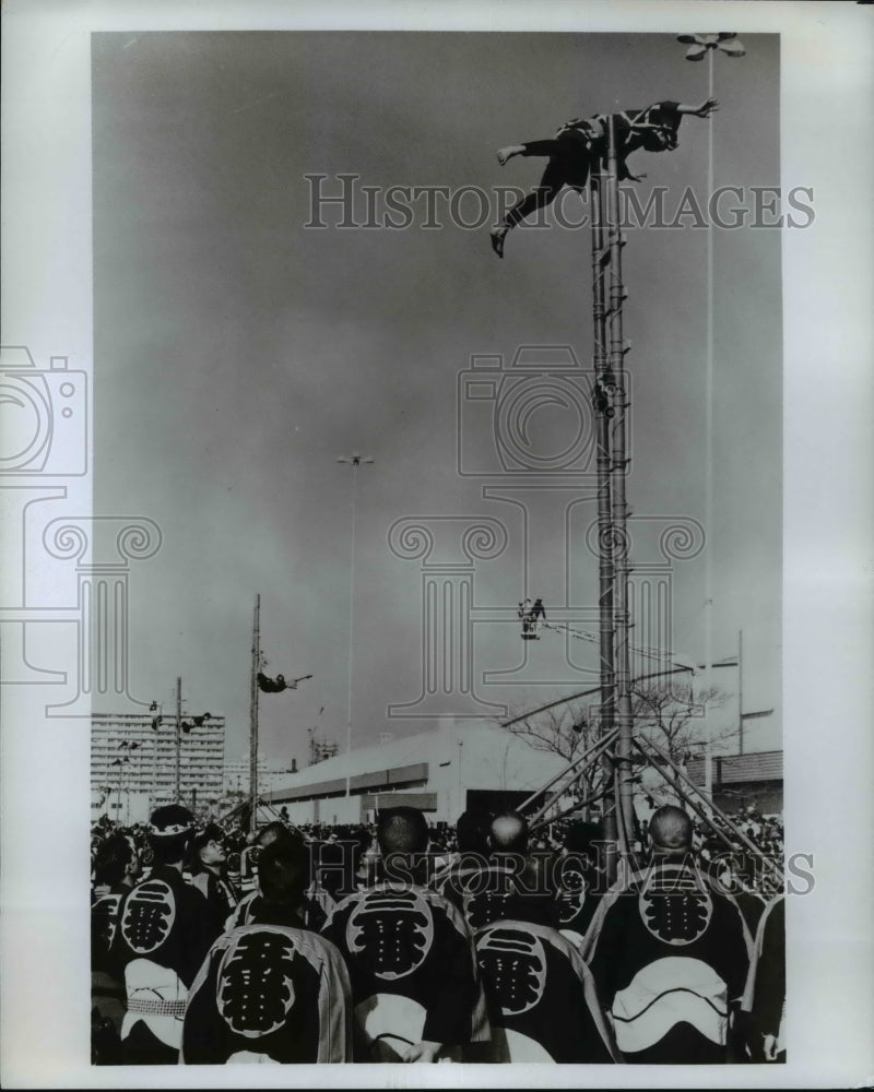 Press Photo Art of firefighting by volunteer firemen at Tokyo exhibition - Historic Images