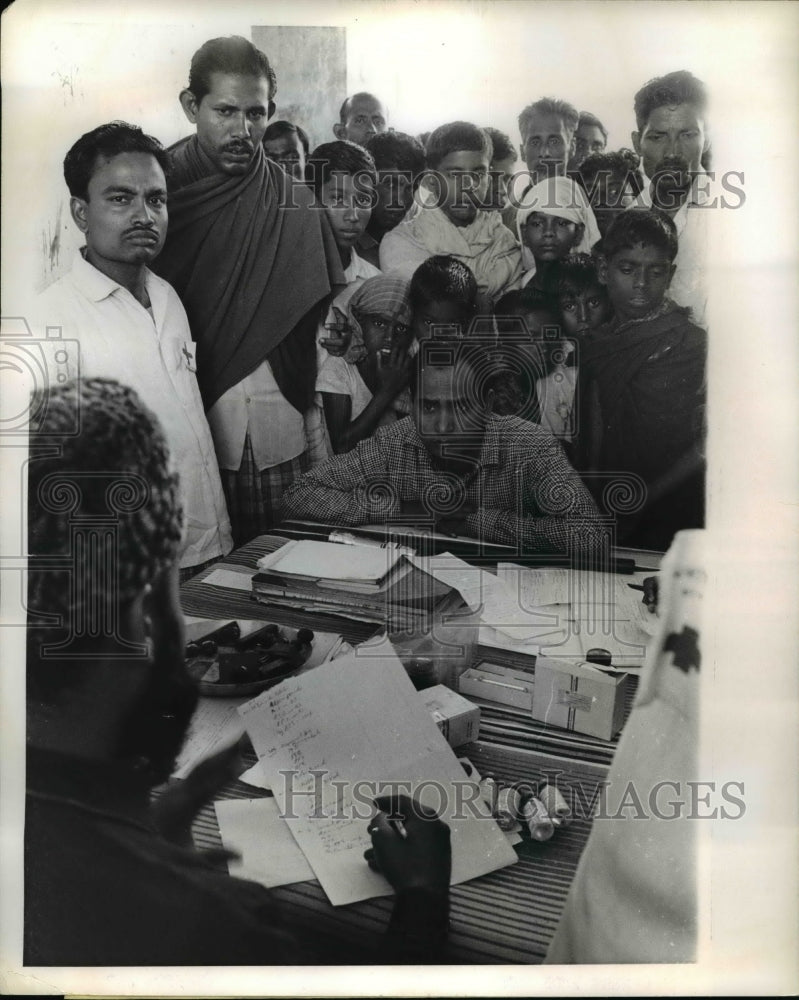 1970 Press Photo Homeless Villagers Wait for Cholera Vaccinations, Pakistan - Historic Images