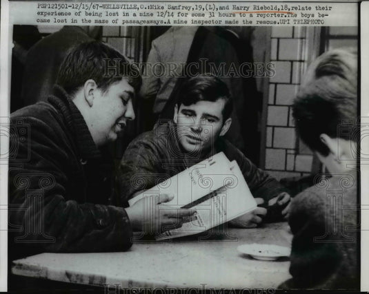 1967 Press Photo of Mike Sanfrey 19 (L) and Harry Riebold 18 relate their story - Historic Images