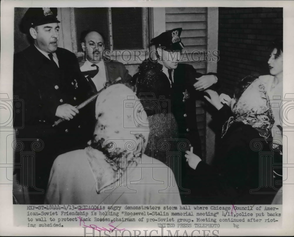 1953 Press Photo Police Protect Pro-Soviet Jack Rossen from Angry Mob, Chicago - Historic Images