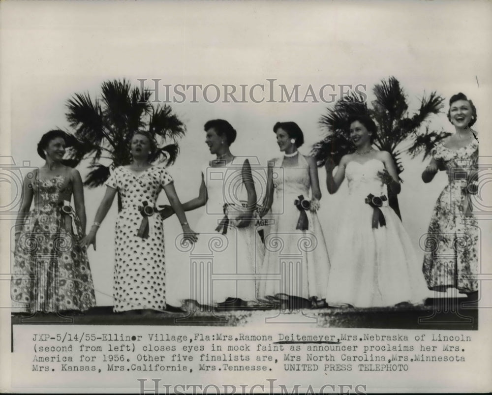 1955 Press Photo Ellinor Village Fla Mrs Ramona Deitemeyer closes eyes in mock - Historic Images