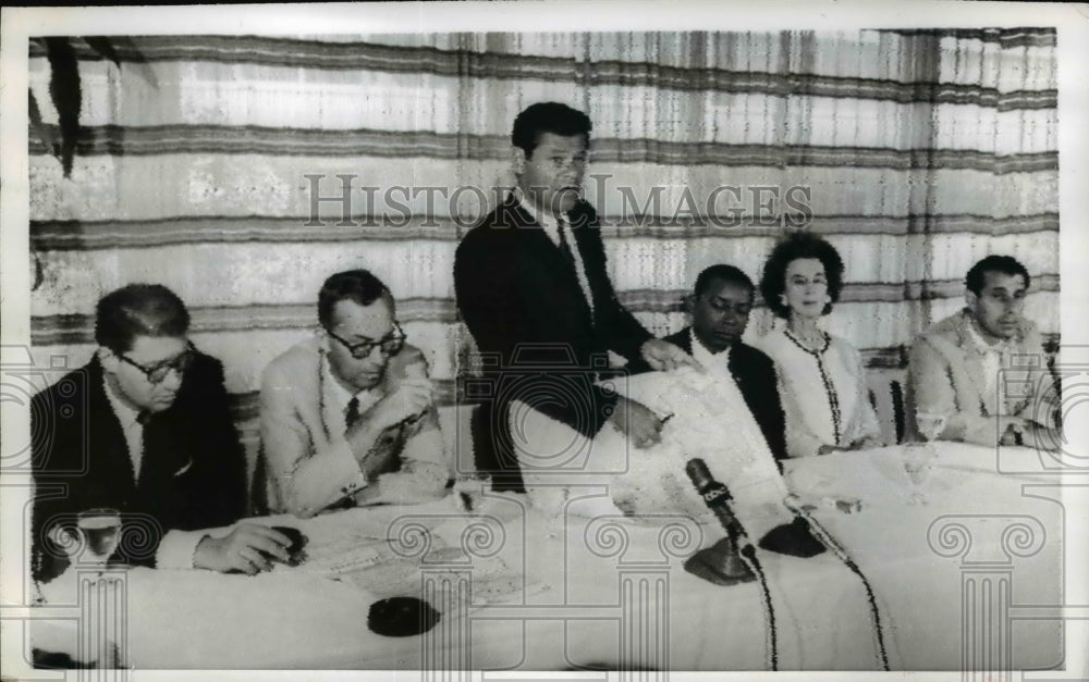 1966 Press Photo Donald Duncan, former MSgt. in the Special Forces uses a map - Historic Images