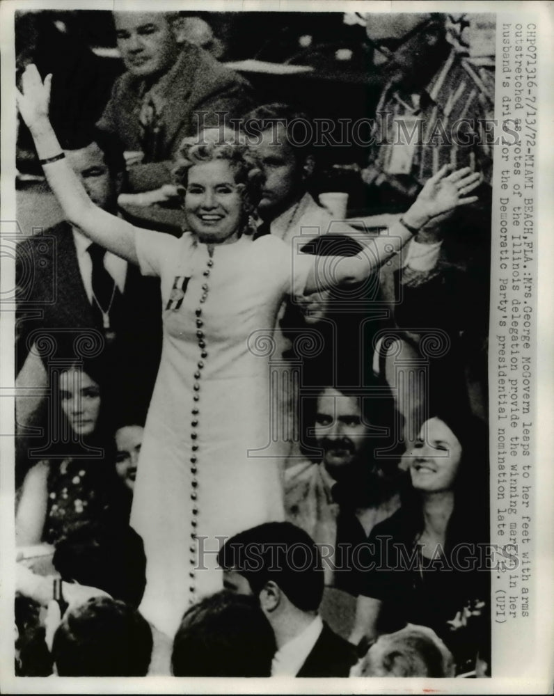 1972 Press Photo Politician George's Wife, Eleanor McGovern, Arms Outstretched - Historic Images