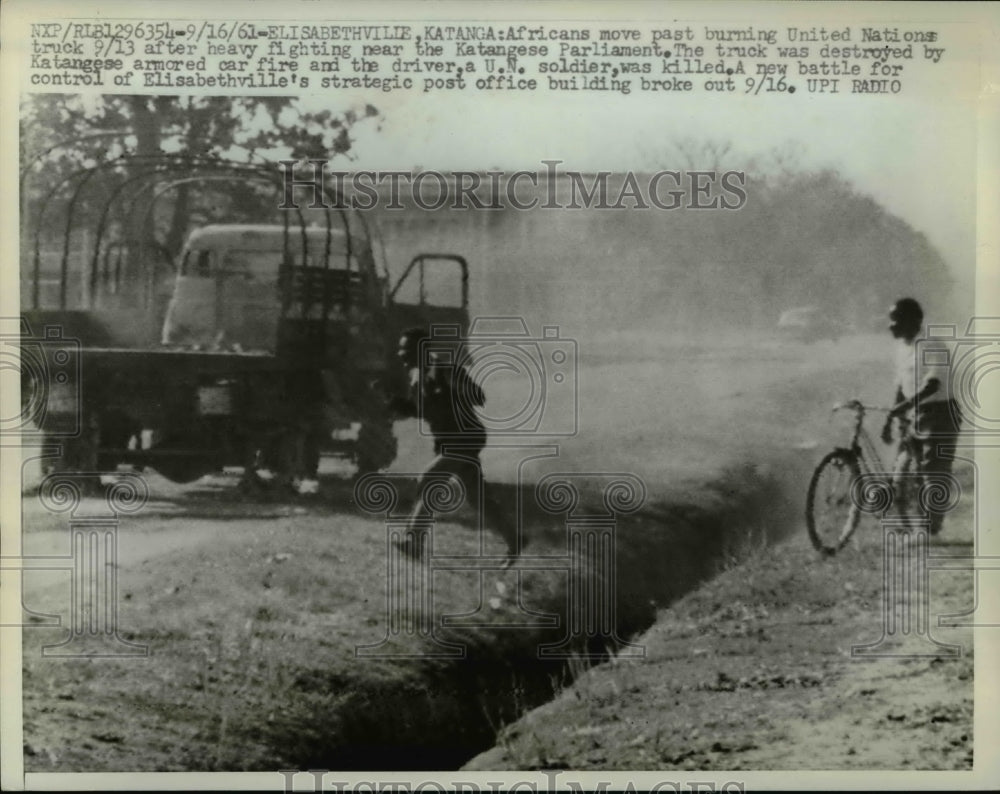 1961 Press Photo of a burning United Nations truck in Katanga Africa after heavy - Historic Images