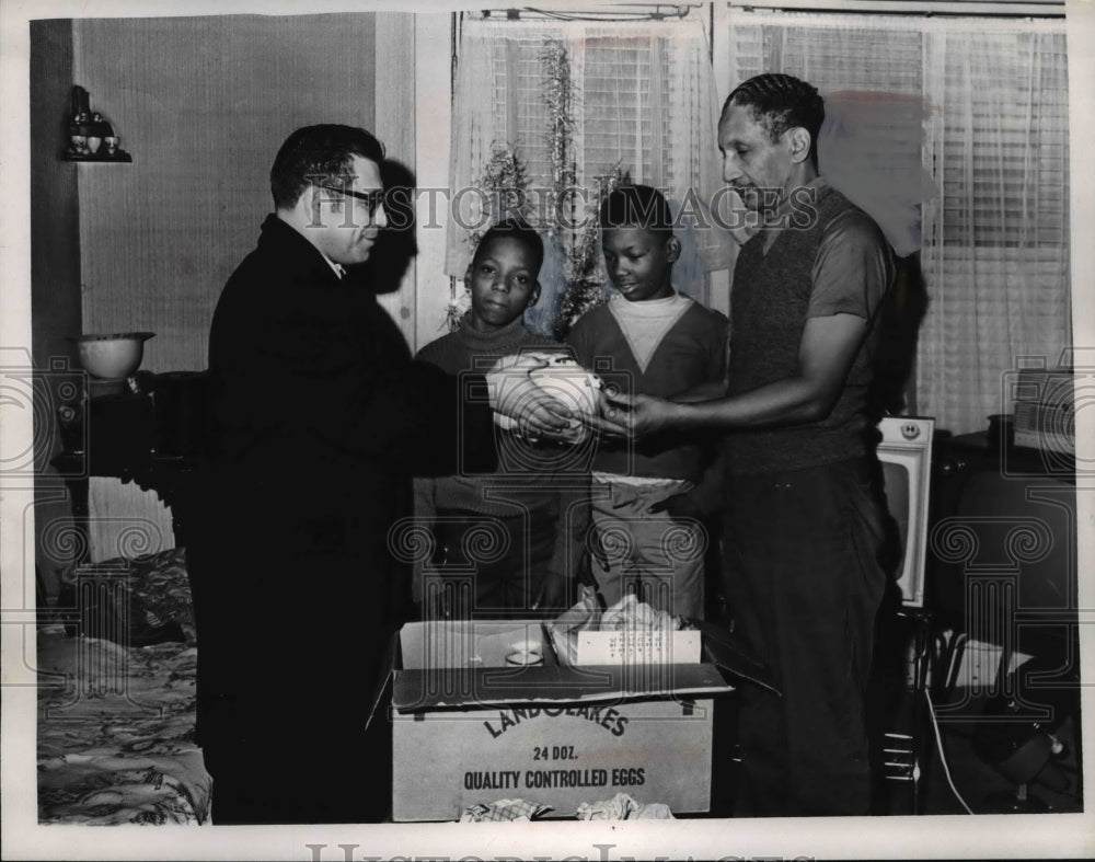 Undated Press Photo Don Stein giving eggs to Roger Mallory, Anthony and Michael - Historic Images