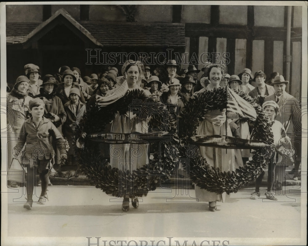 1932 Press Photo Girls with wreath from the Shakespeare Assn. of America. - Historic Images