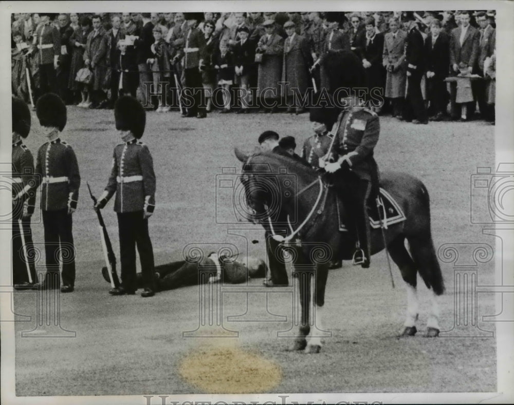 1958 Press Photo Trooper of the Guards Fainted During Parade, London England - Historic Images