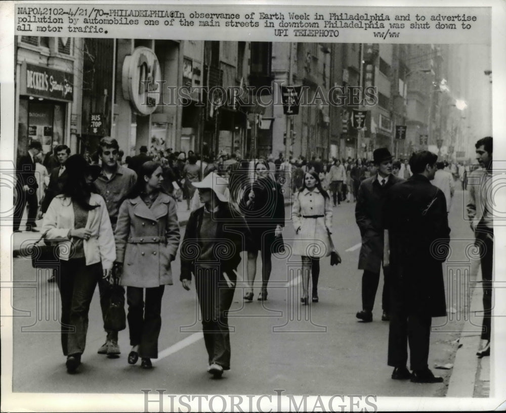 1970 Press Photo In observance of earth week in Philadelphia and to advertise - Historic Images