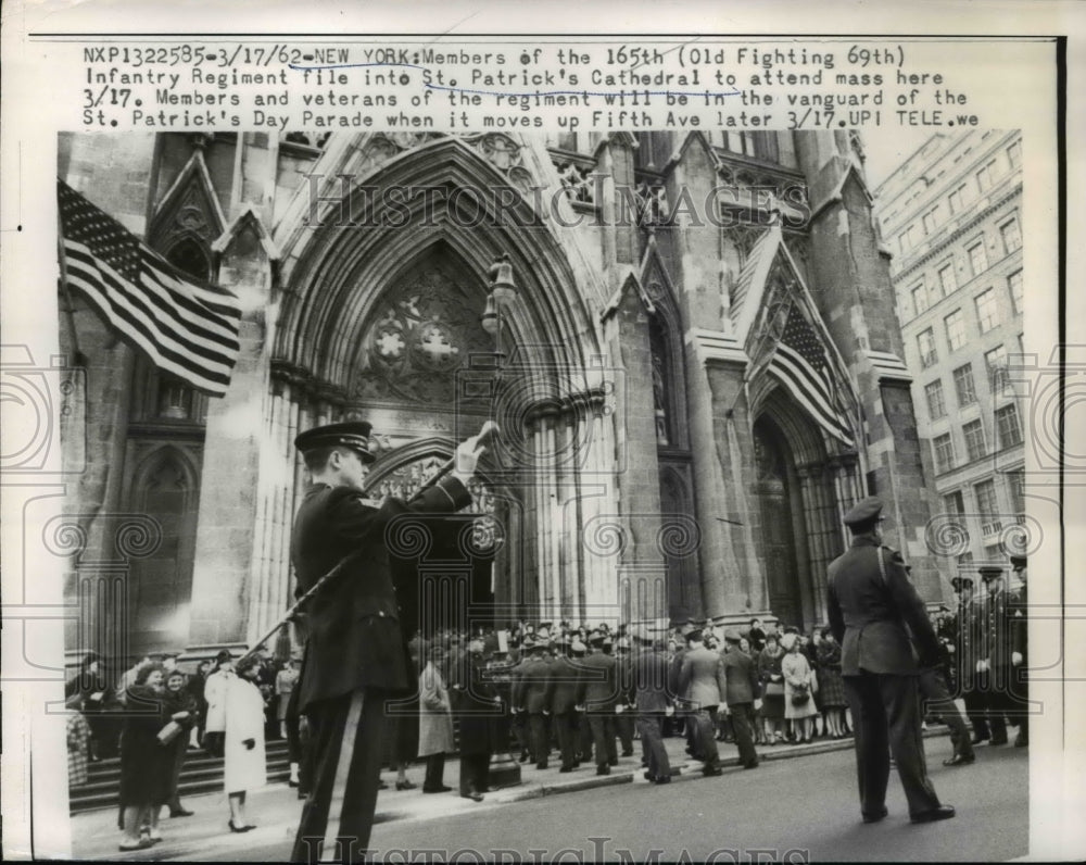 1962 Press Photo New York Members of the 165th Infantry Regiment file into St - Historic Images