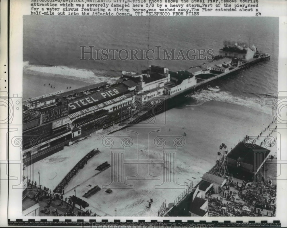 1962 Press Photo Atlantic City photo shows the Steel Pier famous tourist - Historic Images