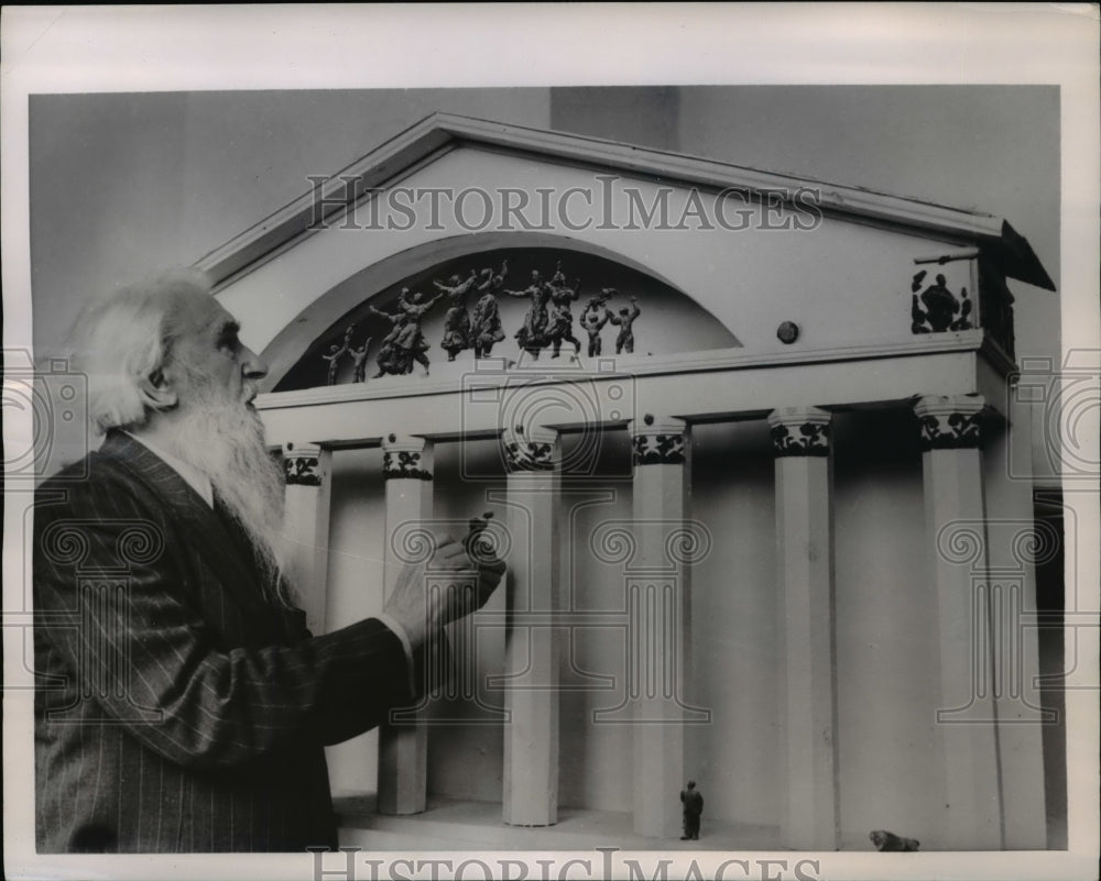 1955 Press Photo Petrozavodsk USSR Sculptor S V Konenkov looks over model of new - Historic Images