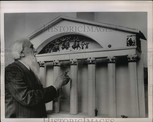 1955 Press Photo Petrozavodsk USSR Sculptor S V Konenkov looks over model of new - Historic Images