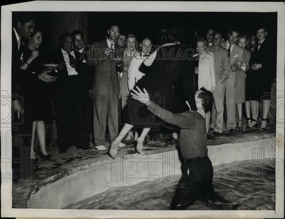 1945 Press Photo Lt. James Hough, Joy Fisher Jump into Pool at Hollywood Party - Historic Images