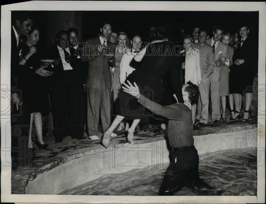 1945 Press Photo Lt. James Hough, Joy Fisher Jump into Pool at Hollywood Party - Historic Images