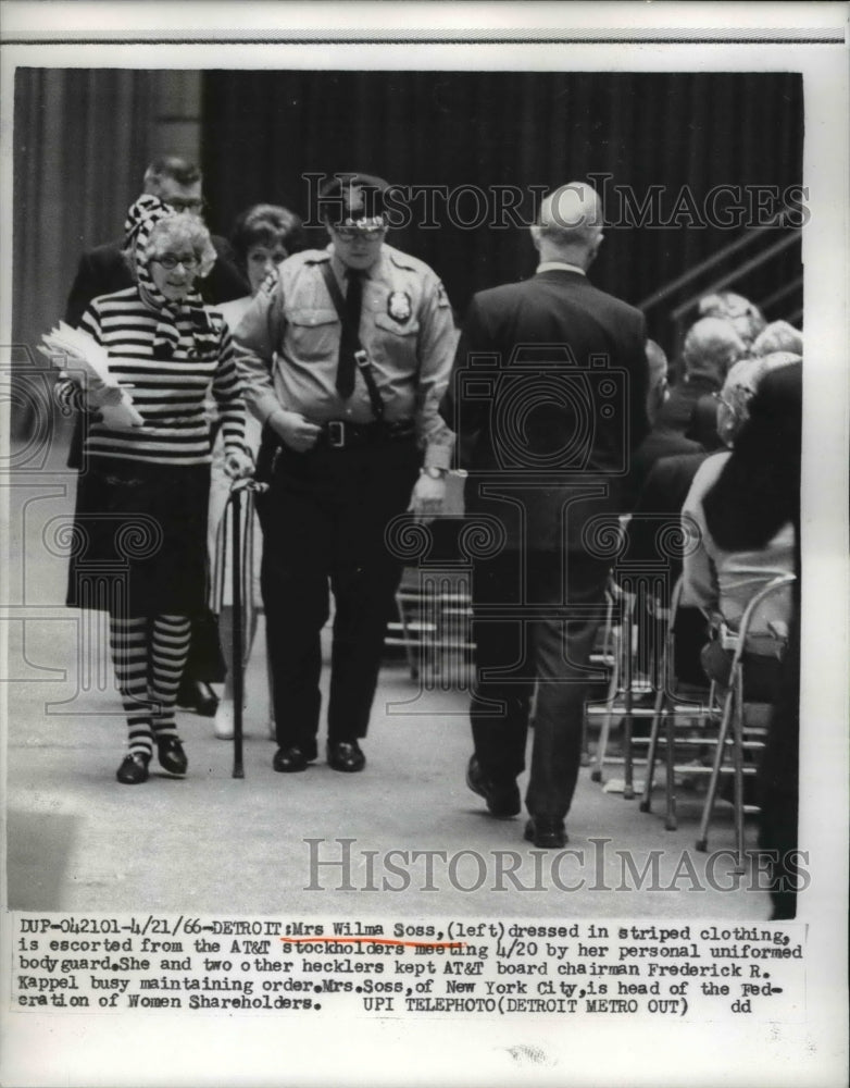 1966 Press Photo Federation of Woman Shareholder head Wilma Soss at AT&T meeting - Historic Images