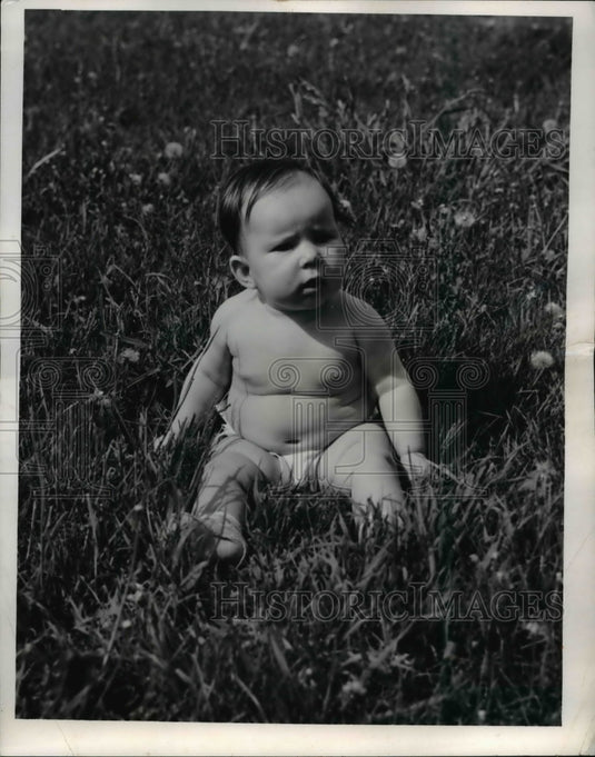 1953 Press Photo 5 months old Bobby Jean Odom advantage of sun at Perkins Beach - Historic Images