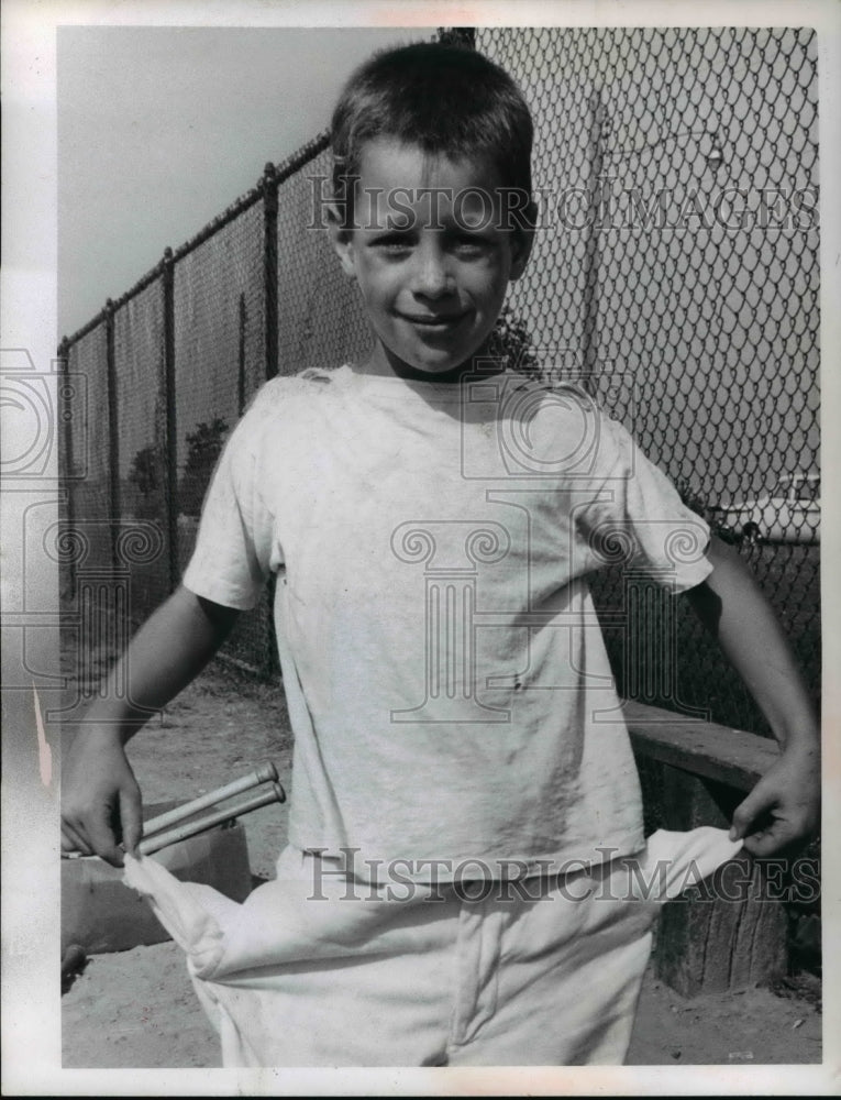 1966 Press Photo Nicky Offreda shows nithing in his packets. - Historic Images