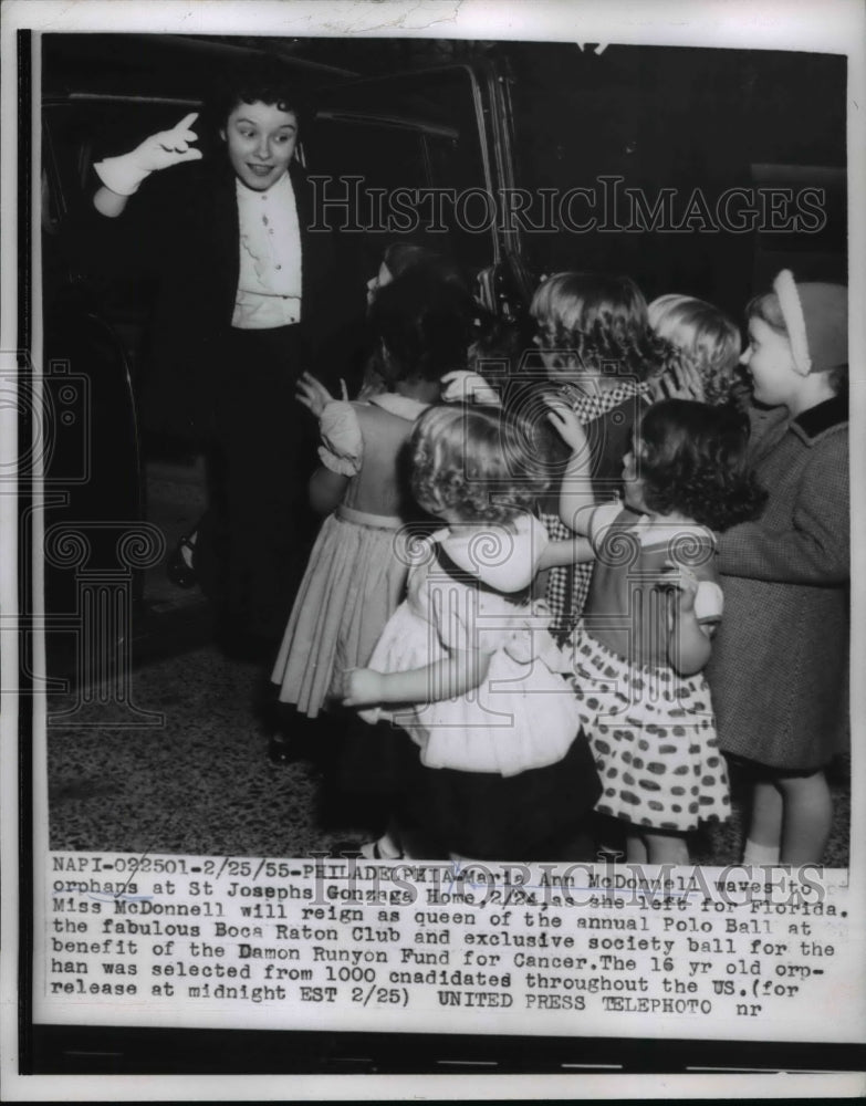 1955 Press Photo Marie Ann McDonnell Waves at Orphans, St. Joseph&#39;s Gonzaga Home - Historic Images