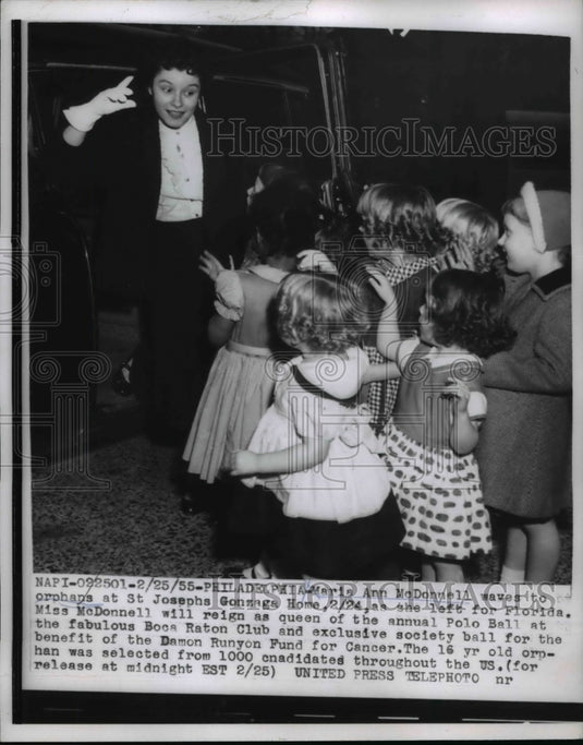 1955 Press Photo Marie Ann McDonnell Waves at Orphans, St. Joseph's Gonzaga Home - Historic Images